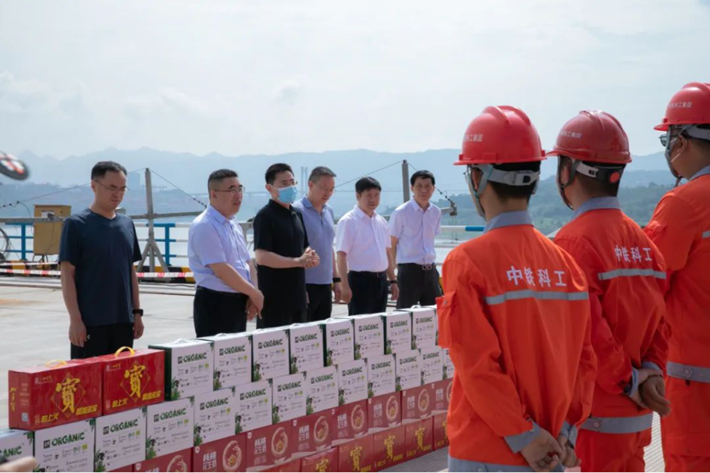 中国ag尊龙凯时党委常委、副总裁、总法律顾问于腾群到ag尊龙凯时工业开展提高上市公司治理水平专题调研