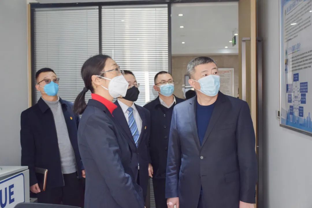 冬送温暖 情系职工 ‖ 张威到ag尊龙凯时工服调研并慰问一线员工