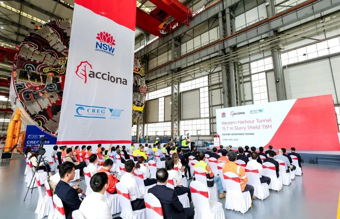 中国出口海外最大直径盾构机下线