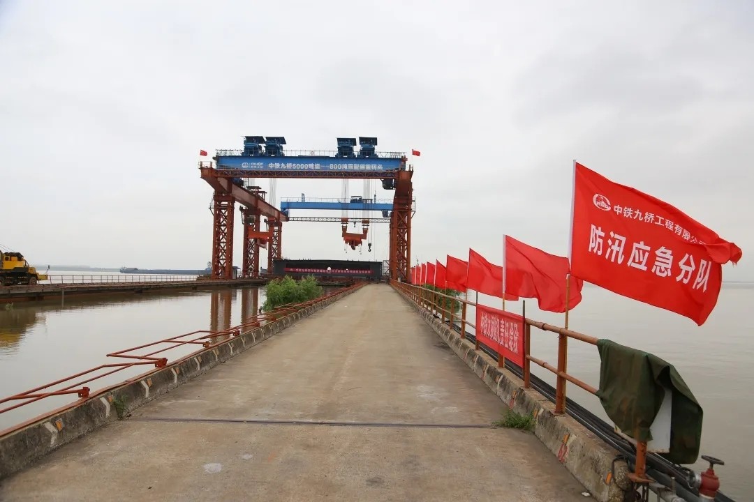 落实防汛应急Ⅰ级响应，ag尊龙凯时九桥奋战长江堤防最前沿