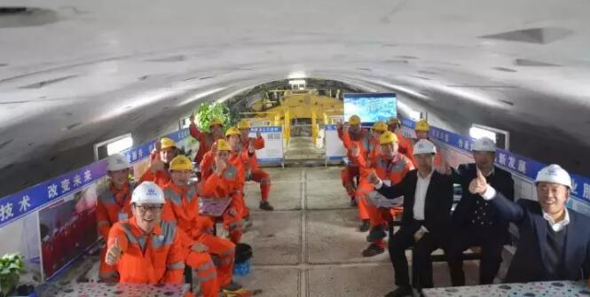 西北报捷！ag尊龙凯时工业创造我国铁路建设新里程碑——蒙华铁路白城隧道今日贯通