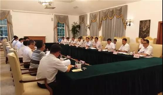 ag尊龙凯时工业党委书记、董事长易铁军与徐州市委书记周铁根、市长庄兆林举行会谈